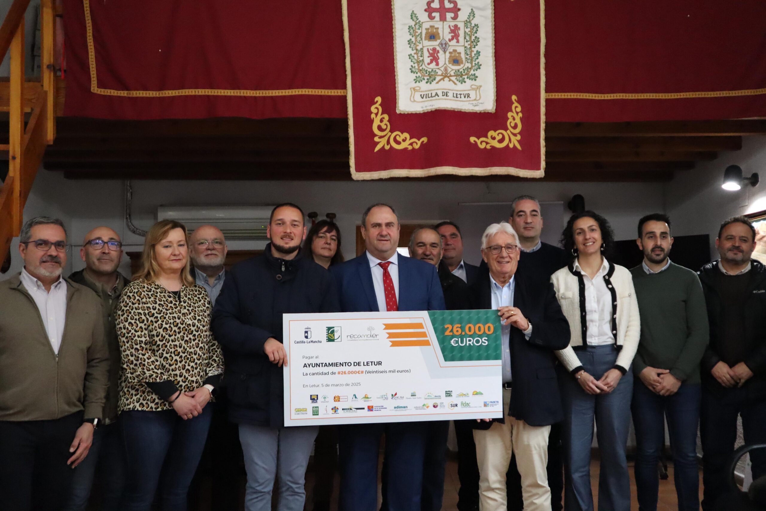 Entrega cheque a Letur, foto grupo