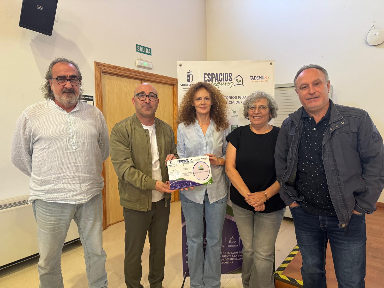 Jornada Violencia Género, equipo Mancha Júcar con delegado entrega placa